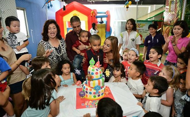 2 year-Old-Birthday-Party-ideas-cake-cutting